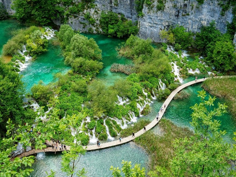 Kagumi Air Terjun di Taman Nasional Danau Plitvice, Kroasia